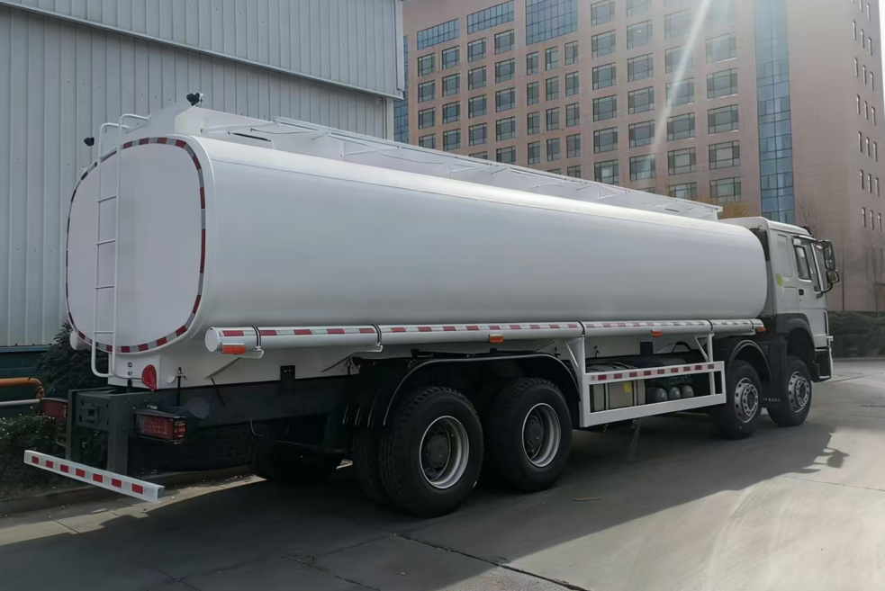 HOWO 7 8×4 Fuel tank truck