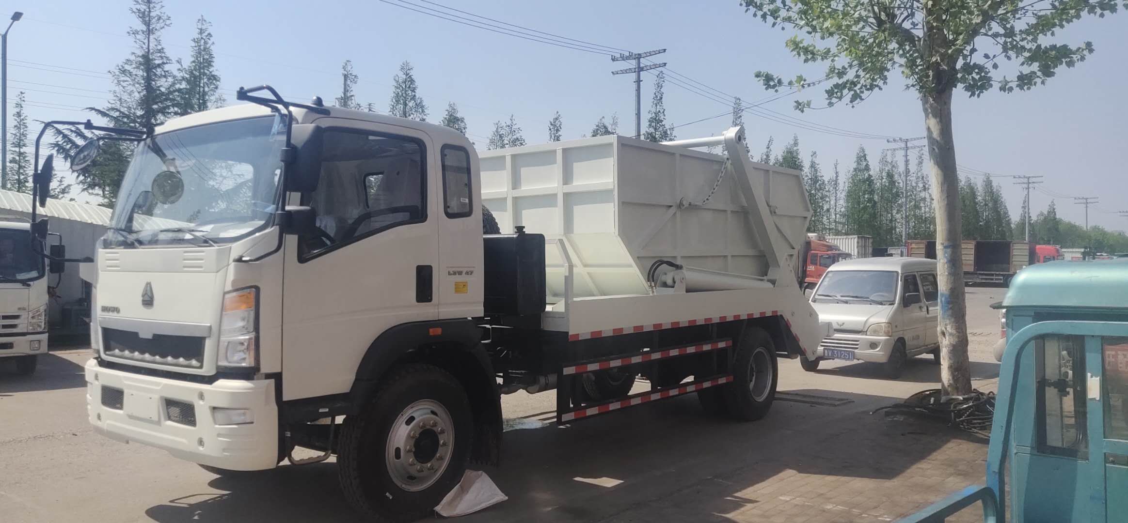 Articulated garbage truck