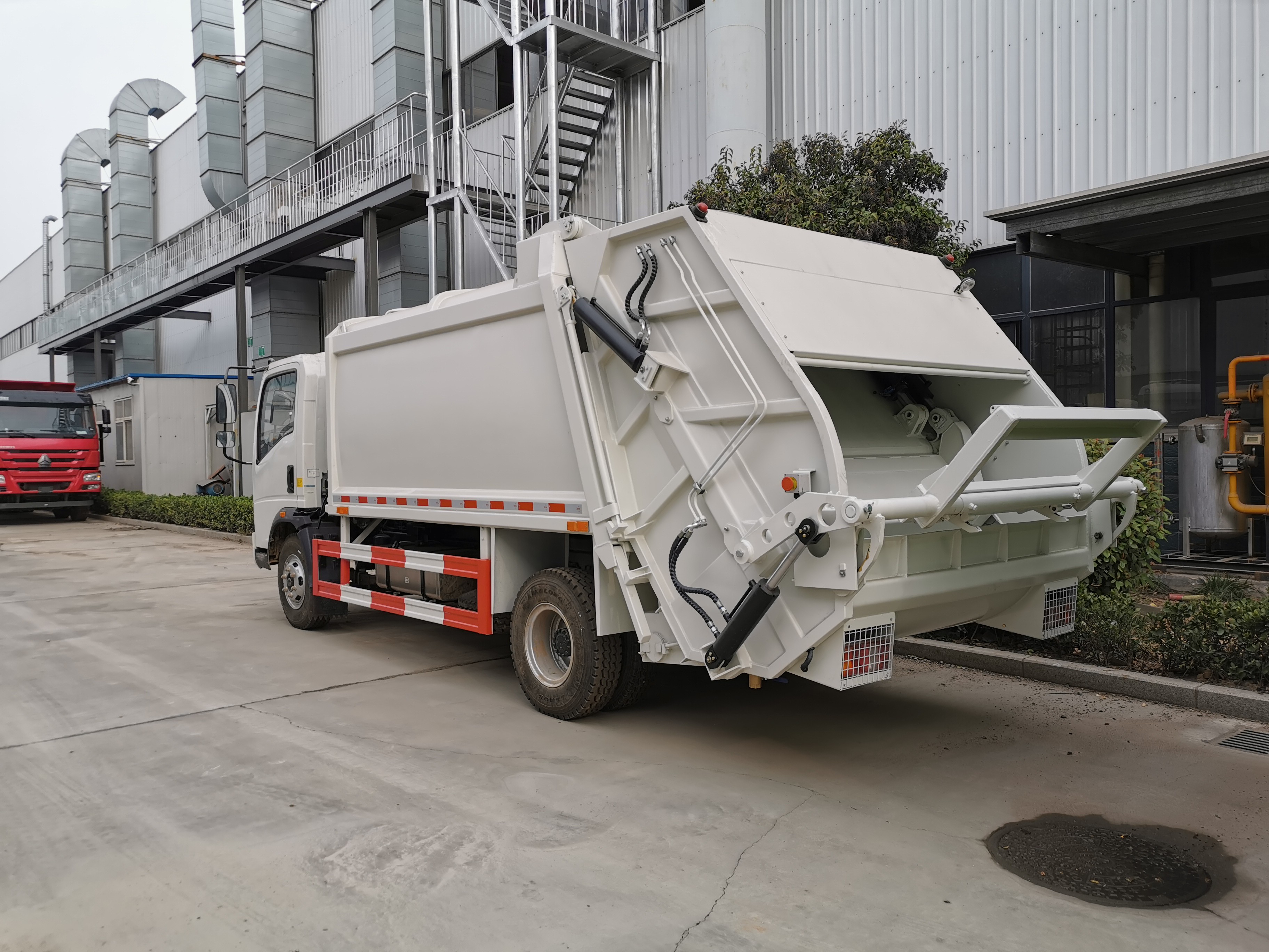Compressed garbage truck