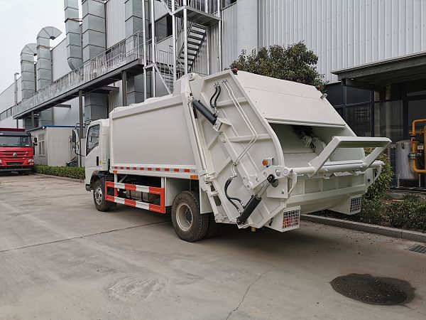 Light compressed garbage truck