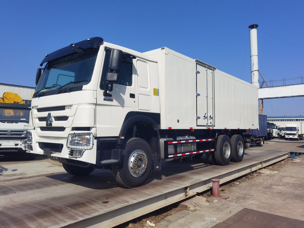 HOWO 7 6×4 Van truck