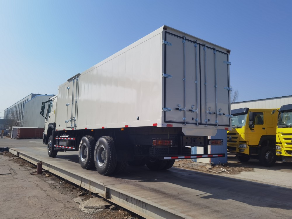 HOWO 7 6×4 Van truck