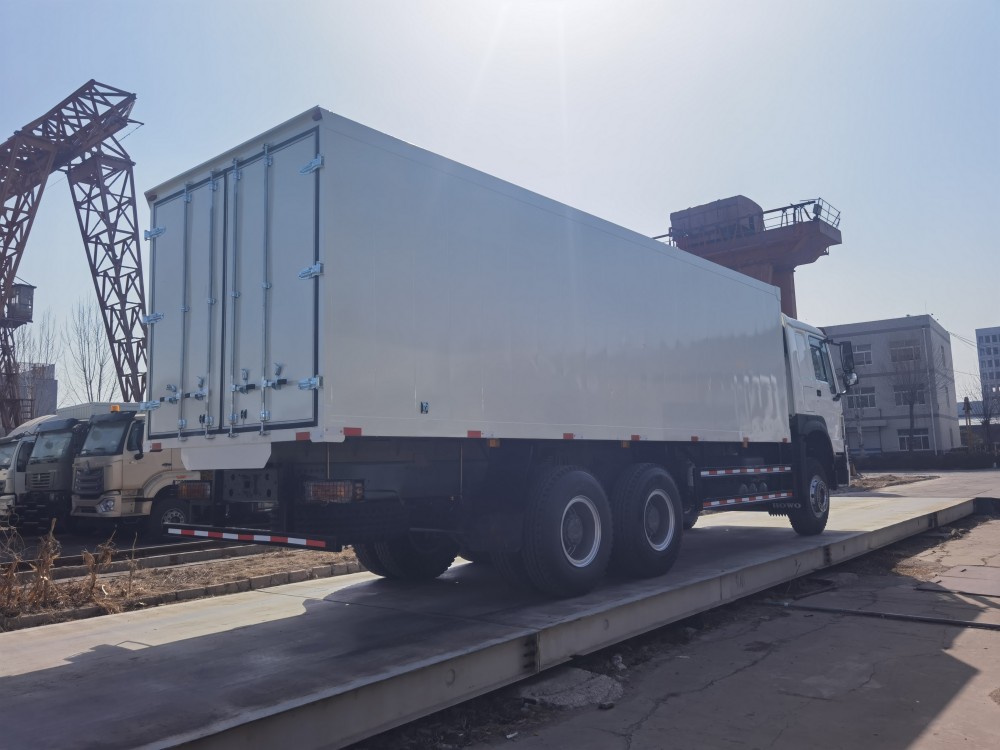 HOWO 7 6×4 Van truck