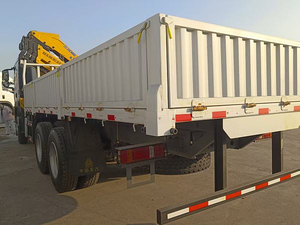 HOWO TX 6×4 crane truck (3)