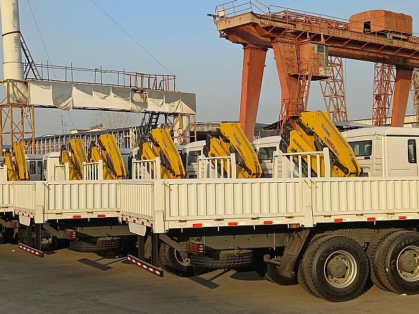 HOWO TX 6×4 crane truck (4)