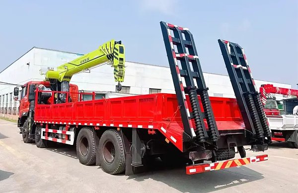 HOWO TX 8×4 Crane Truck (2)