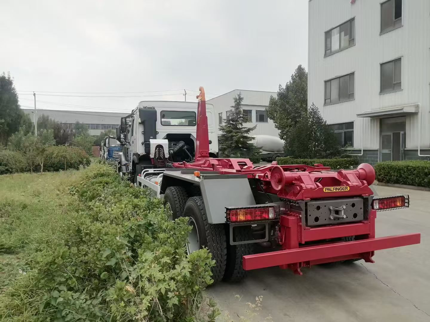 HOWO 7 Hook Lift Garbage Truck