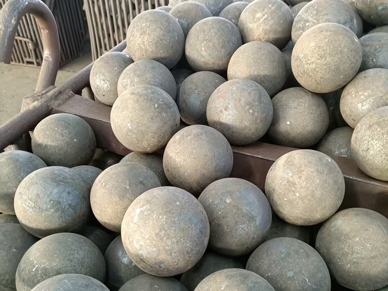 What Ball Sizes Should Be Included in a Casting Ball Charge Mix?