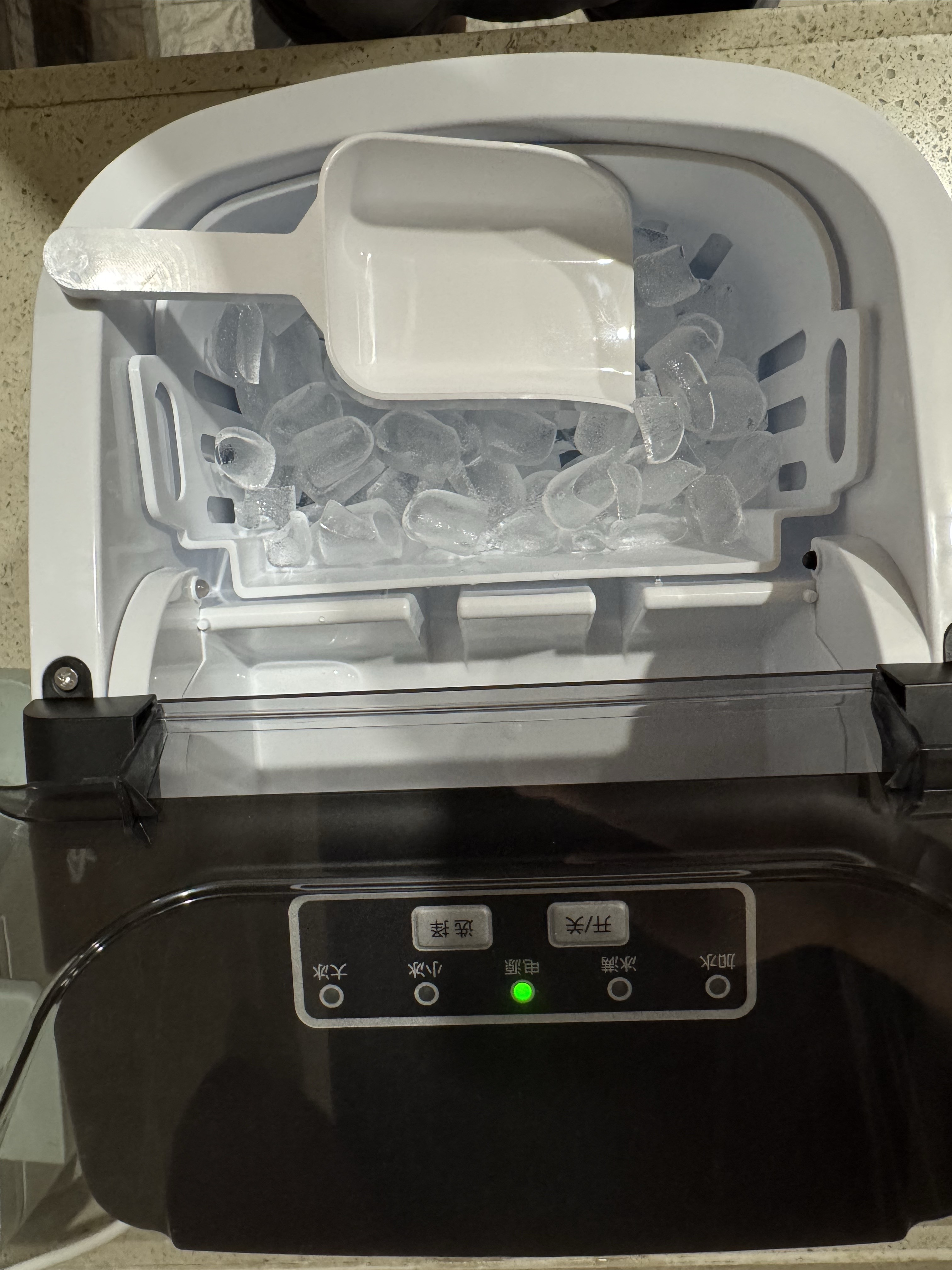 This best-selling portable, large-capacity, fully automatic bullet-shaped ice maker features a handle, self-cleaning ice-making function, and an ice basket. It can make 8 ice cubes in 5 minutes, making it an ideal choice for homes, kitchens, and parties.