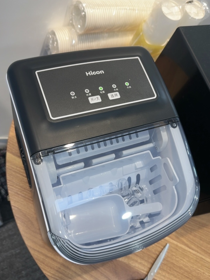 This best-selling portable, large-capacity, fully automatic bullet-shaped ice maker features a handle, self-cleaning ice-making function, and an ice basket. It can make 8 ice cubes in 5 minutes, making it an ideal choice for homes, kitchens, and parties.