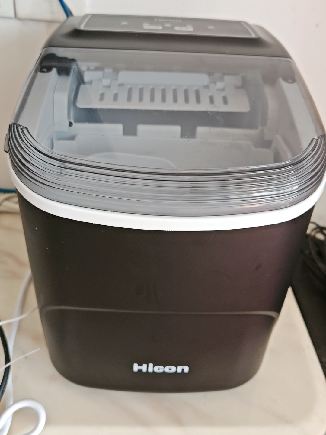 This best-selling portable, large-capacity, fully automatic bullet-shaped ice maker features a handle, self-cleaning ice-making function, and an ice basket. It can make 8 ice cubes in 5 minutes, making it an ideal choice for homes, kitchens, and parties.