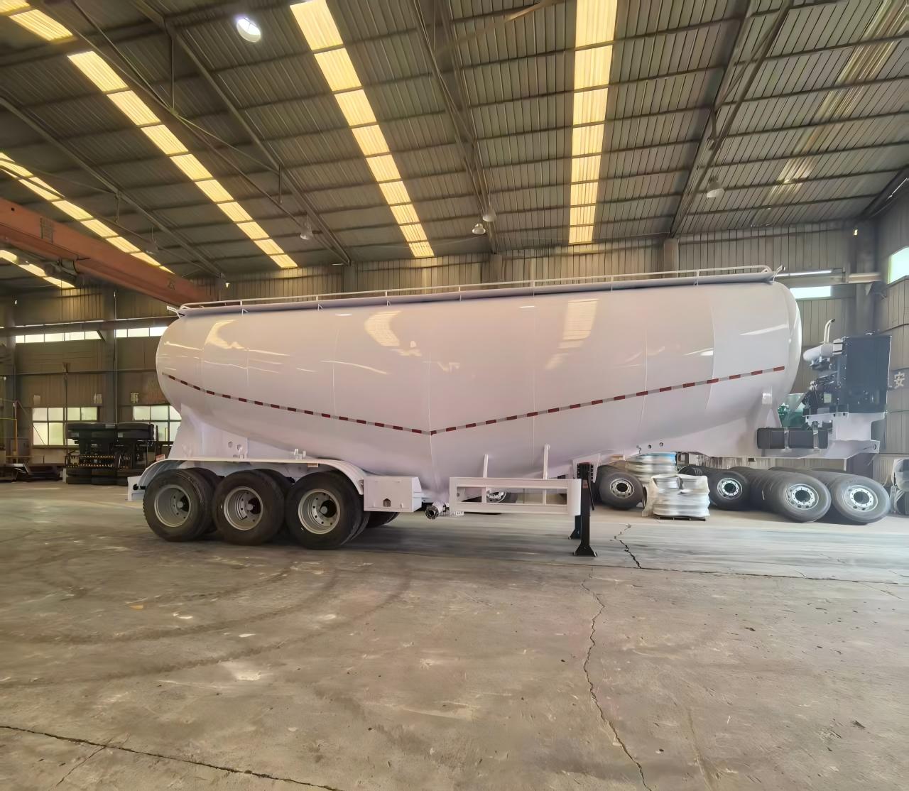 V-Shaped Fluidization Tank Design | 50m³ Tri-Axle Powder Material Semi-Trailer Achieves Residual Rate as Low as 0.3%