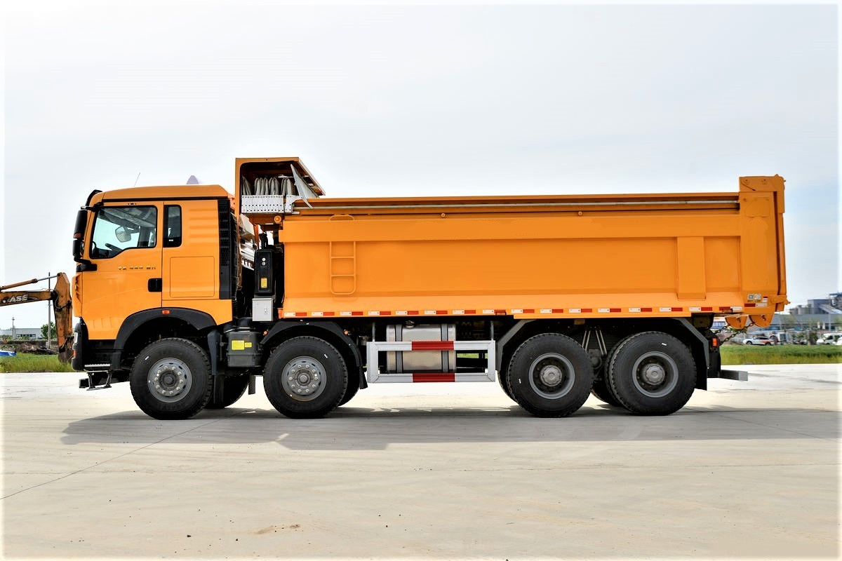HOWO TX 440HP 8x4 dump truck side view displaying tipping body and wheel configuration for heavy-duty operation