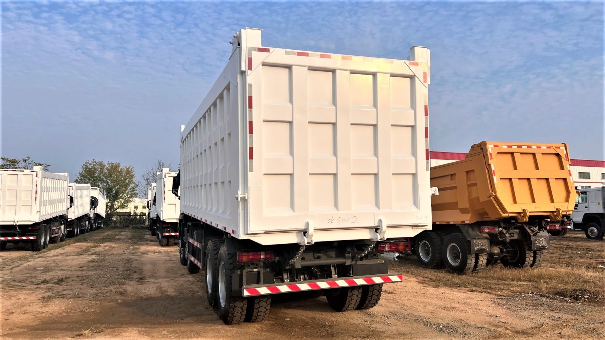 Howo NX 400HP 8x4 dump truck rear view hydraulic lifting body