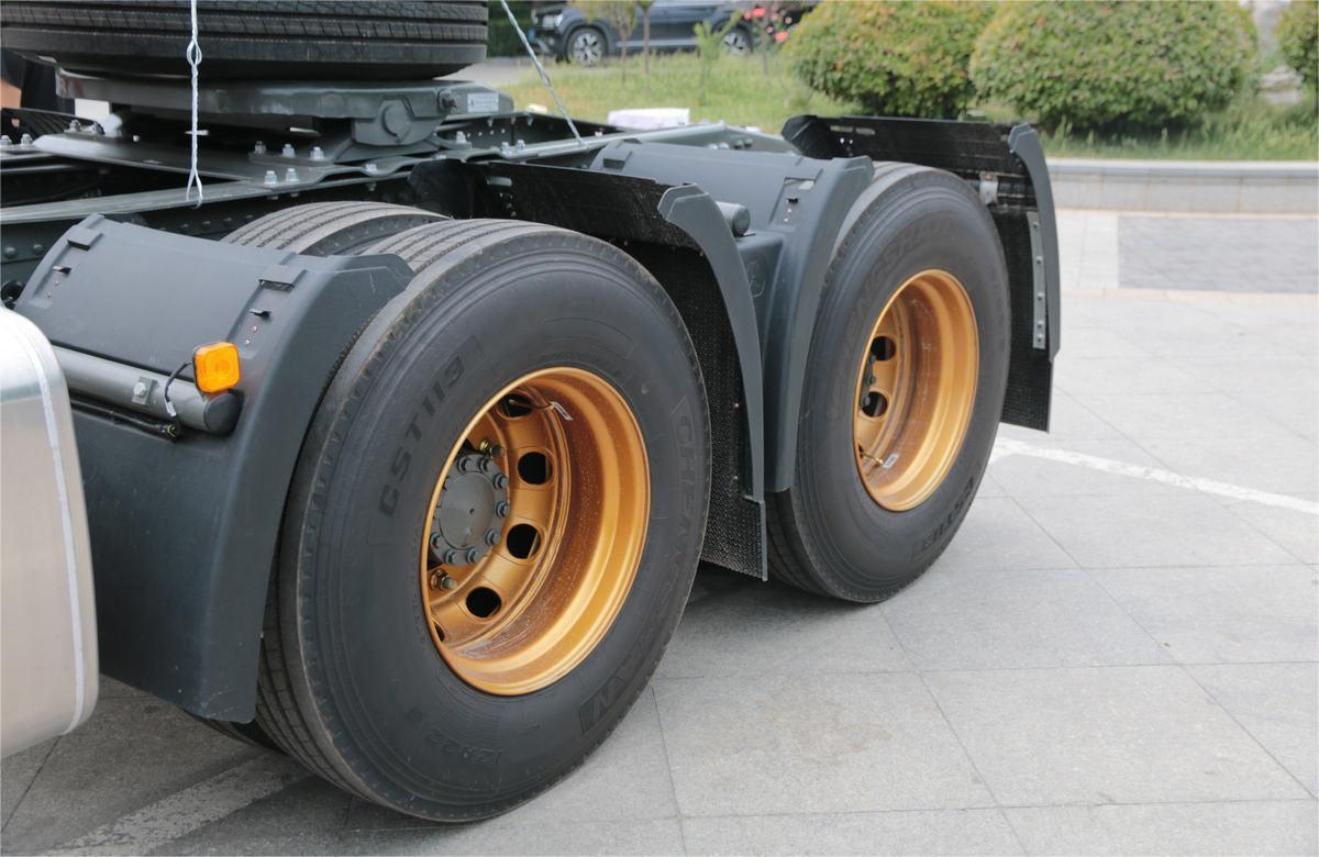 Hohan N7W 400HP 6x4 tractor truck tire detail designed for long-distance and heavy-load transport
