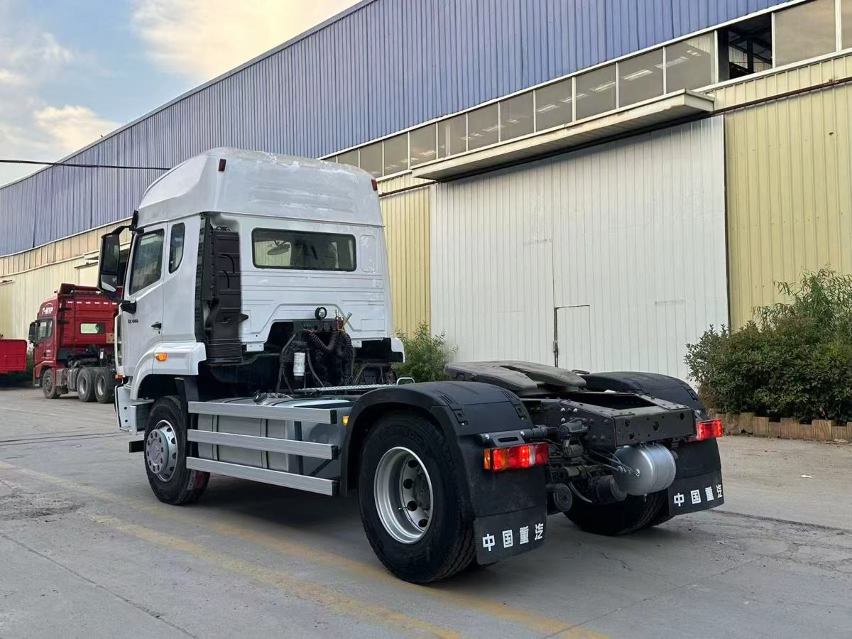 Howo NX 440HP 4x2 Tractor Truck rear 3/4 view showing fifth wheel, rear axle, and heavy-duty frame