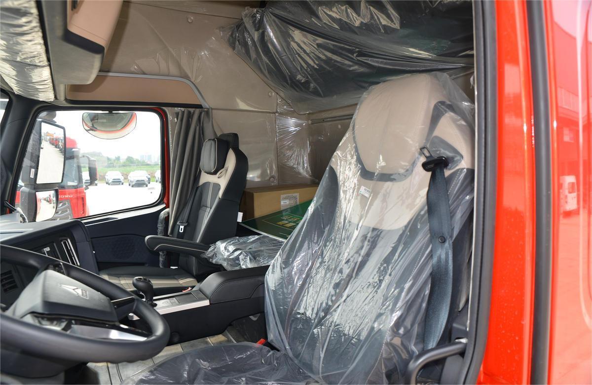 HOWO TH7 540HP 4x2 tractor truck cabin interior with premium layout and driver comfort design