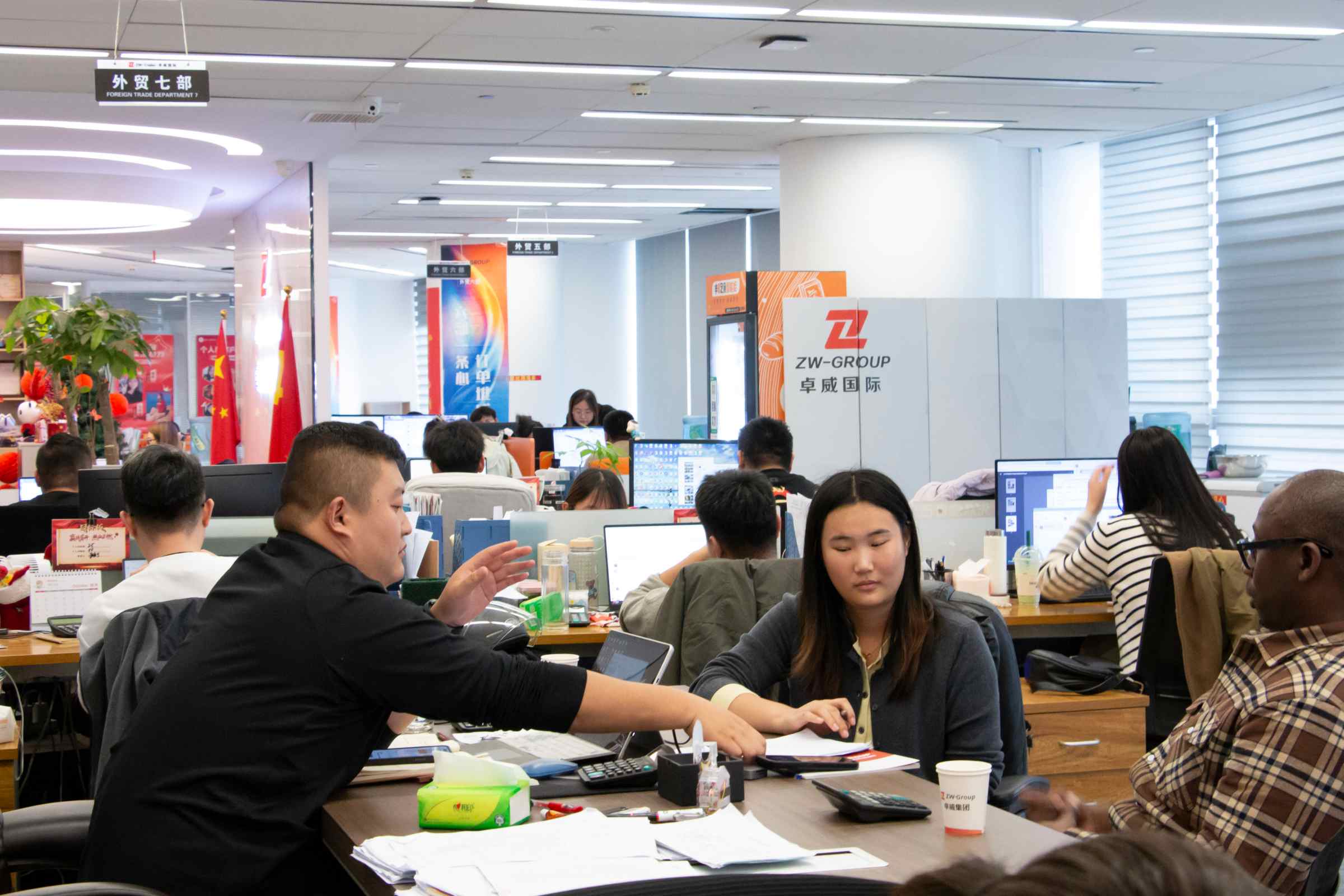 كيف يستكشف العملاء السنغاليون المقطورات المسطحة ZW وشاحنات HOWO؟