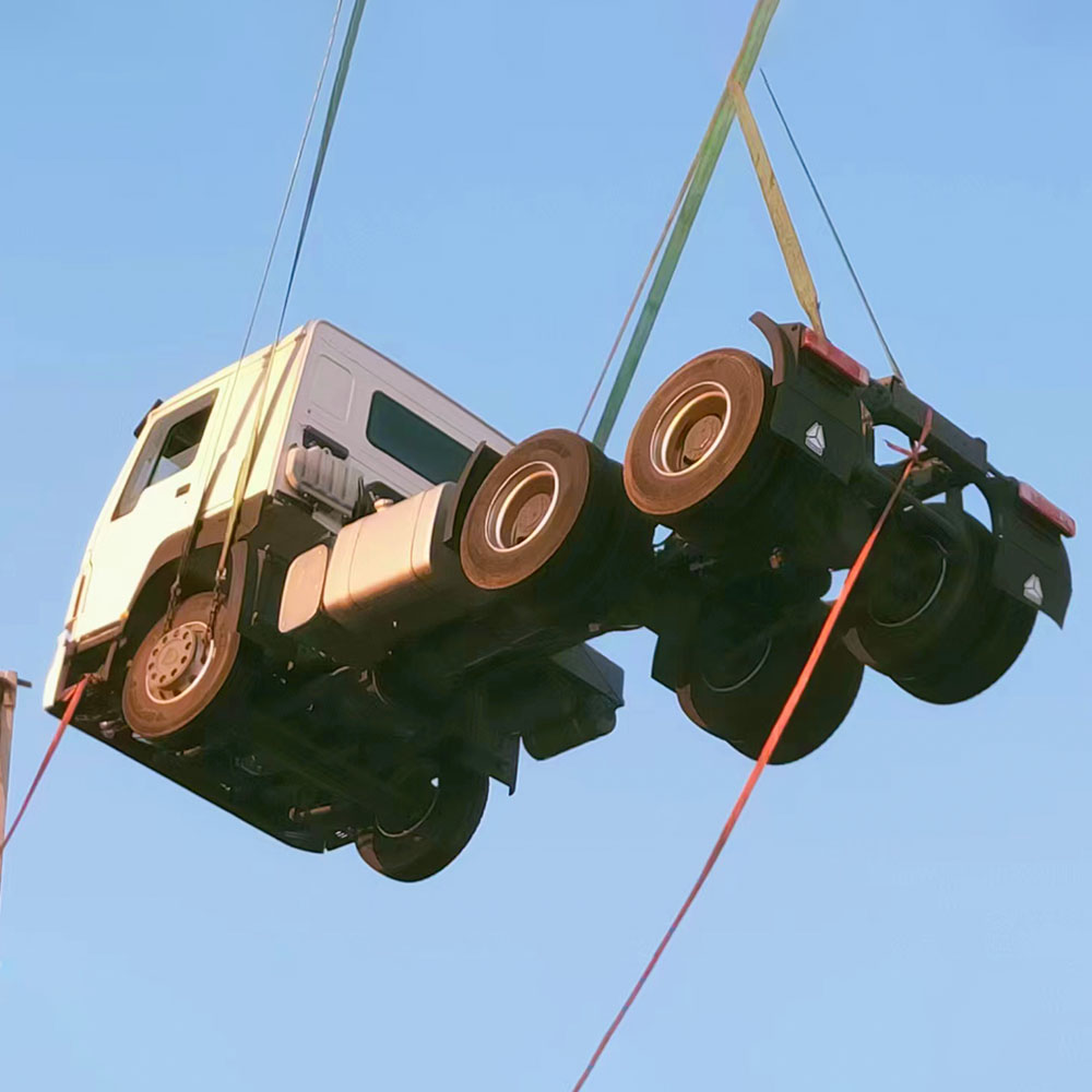 شاحنة جرار ZW Group HOWO 6x4 تُرفع في الميناء: جاهزة للنقل والخدمات اللوجستية الدولية.