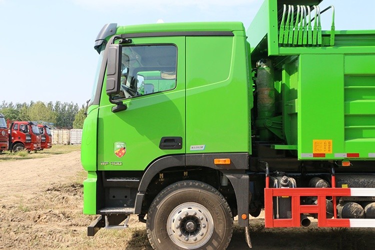 FOTON AUMAN GTL 6×4 dump truck body detail showing reinforced steel tipper for heavy load transport