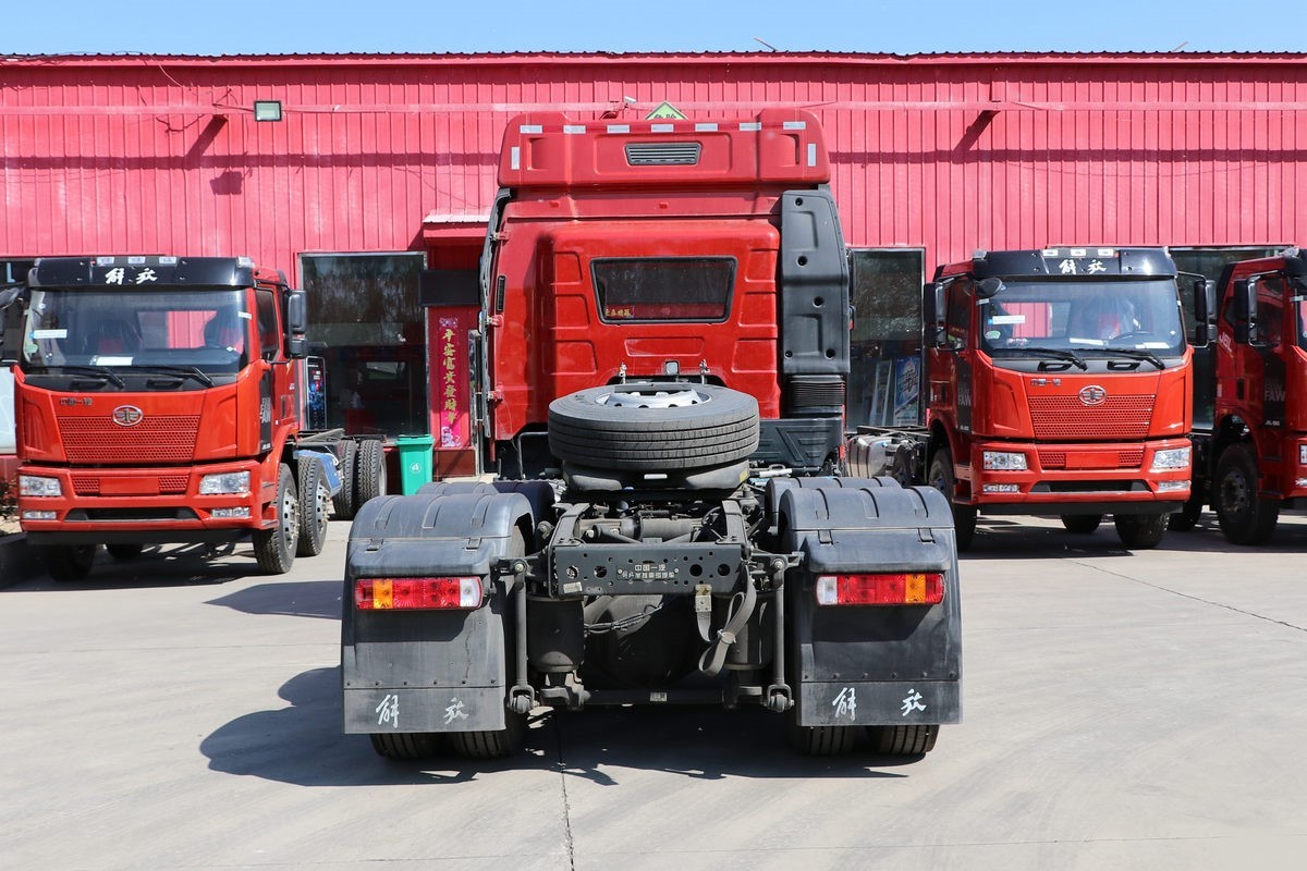 FAW J6P 420HP 6×4 tractor truck rear view showing fifth wheel and rear chassis structure