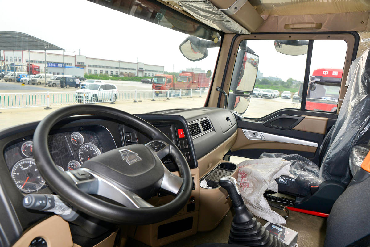 HOWO TX 430HP dump truck cabin interior