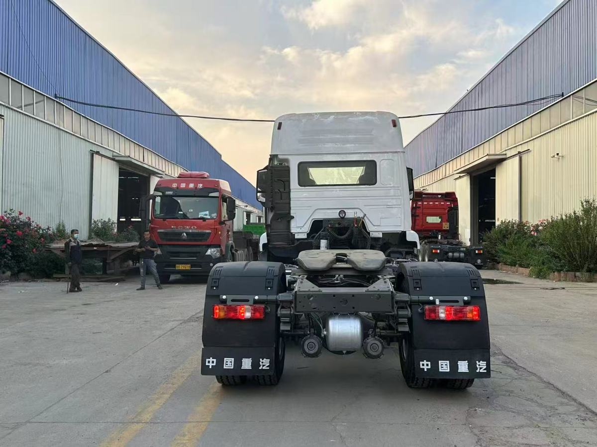 Howo NX 440HP 4x2 Tractor Truck rear view showing fifth wheel and chassis structure
