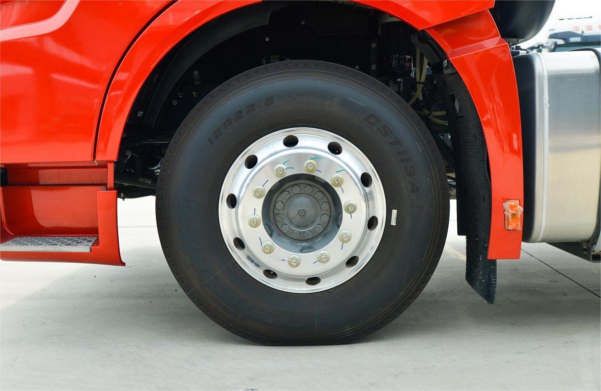 HOWO TH7 540HP 4x2 tractor truck tire detail for high load long distance transport
