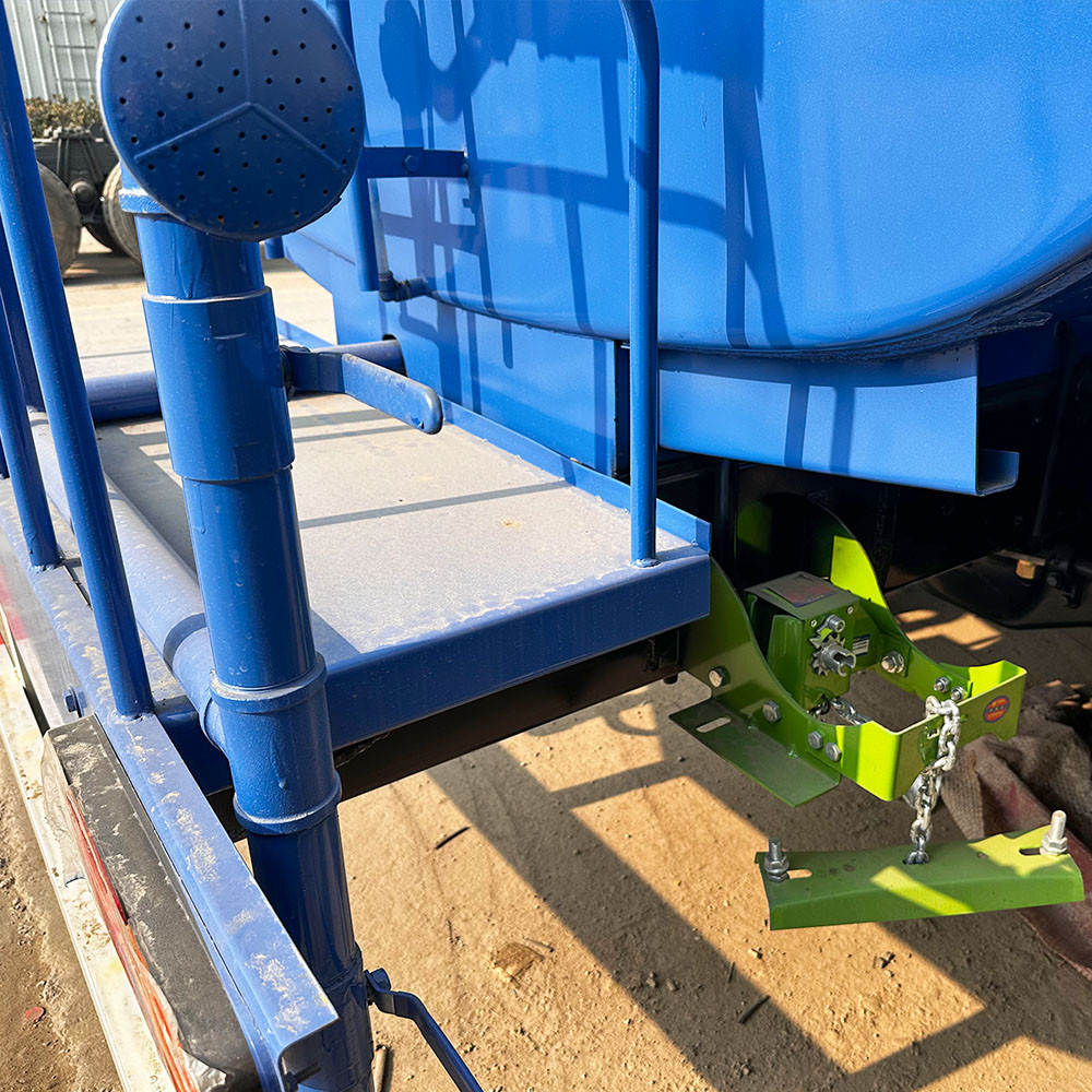 Shacman F3000 6x4 heavy duty water tanker truck discharge valve detail for controlled water release