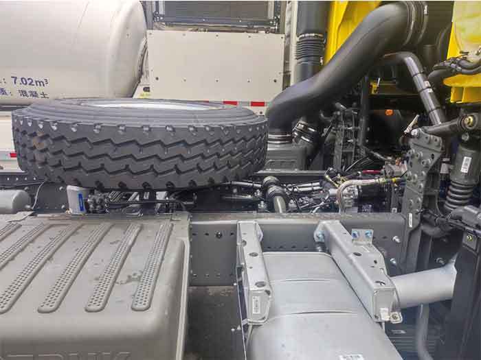 HOWO 400HP Tractor Truck Engine Detail