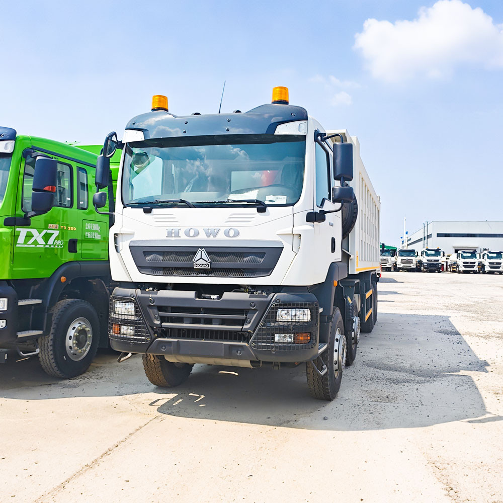 Gros plan en angle avant de la cabine blanche du camion-benne poids lourd HOWO TX 400 ch