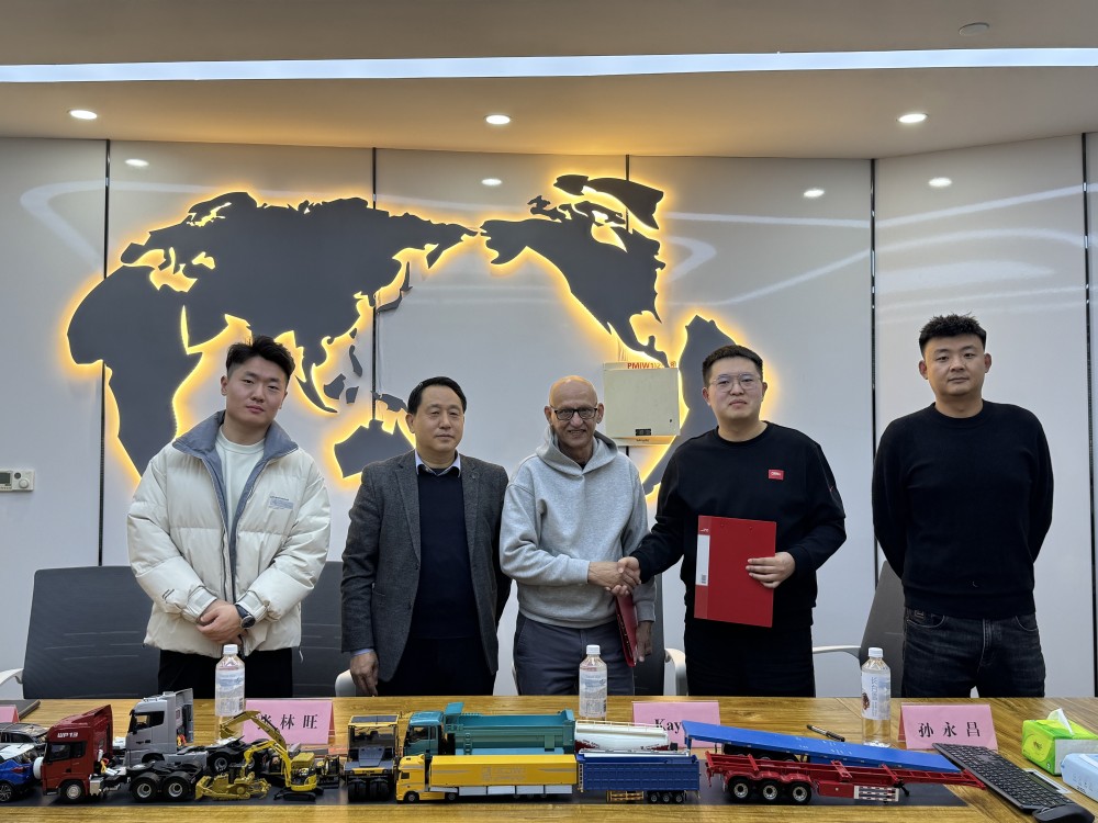 Aperto de hands do CEO Ivan Sun e do Sr. Kaycee: assinatura de um pedido estratégico de semirreboques para o mercado da África Ocidental na sede da ZW Group.
