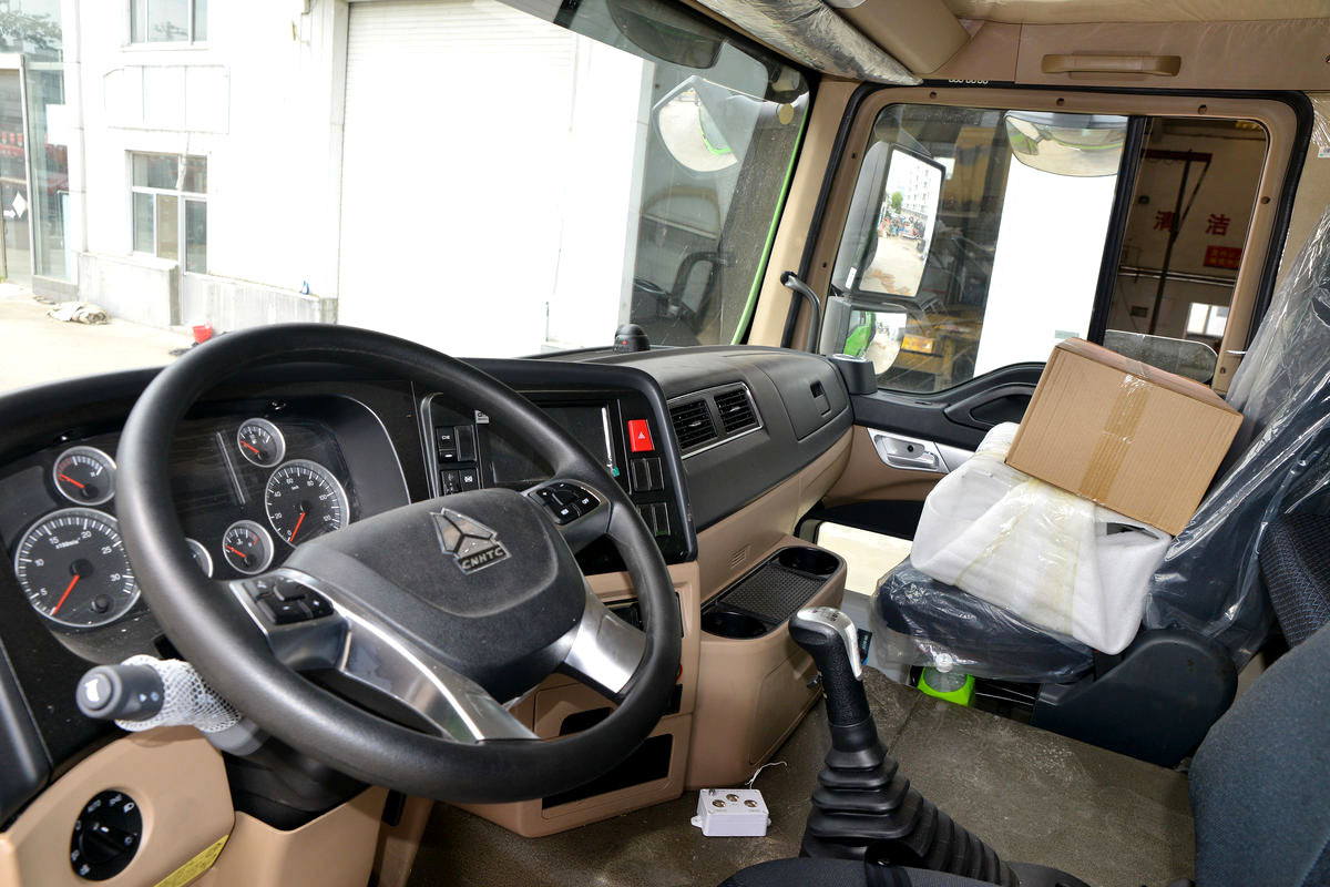 HOWO TX 440HP dump truck cabin interior