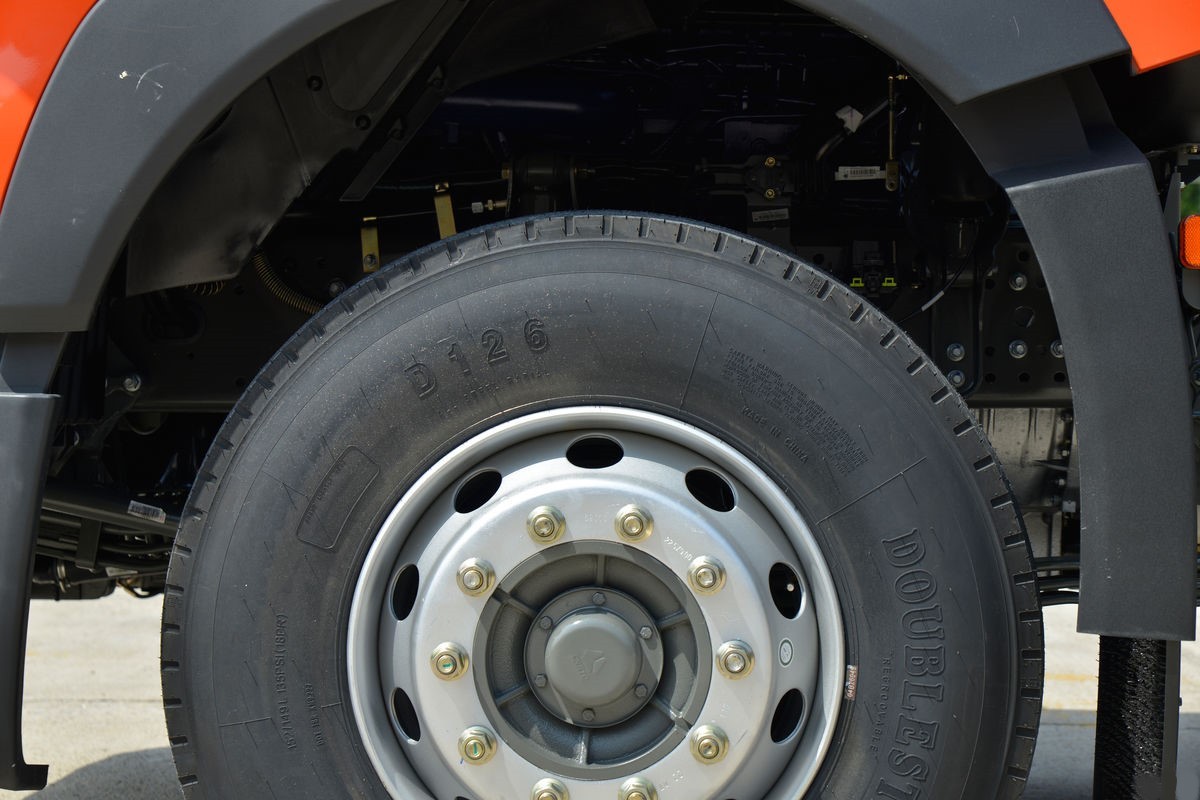 HOWO TX 400HP tractor truck tire detail designed for long-distance and heavy-load transport