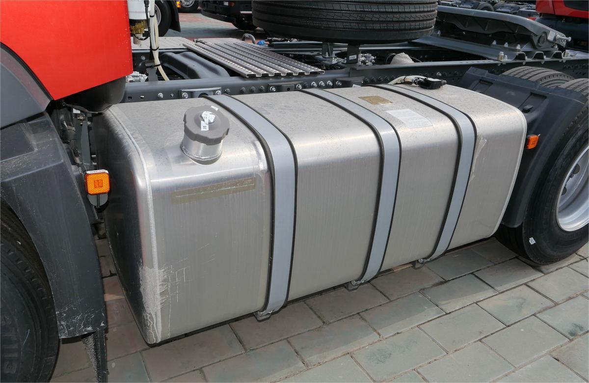 HOWO TX 430HP tractor truck fuel tank detail for long distance logistics