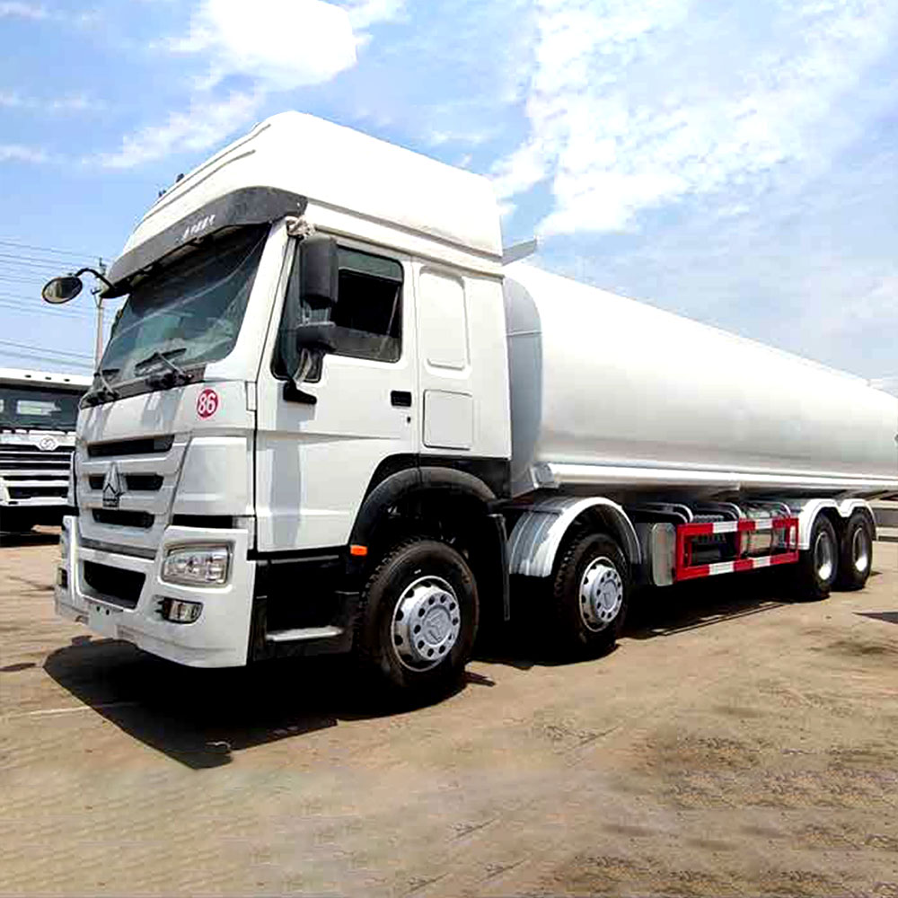 Caminhão-tanque de combustível pesado HOWO 8×4
