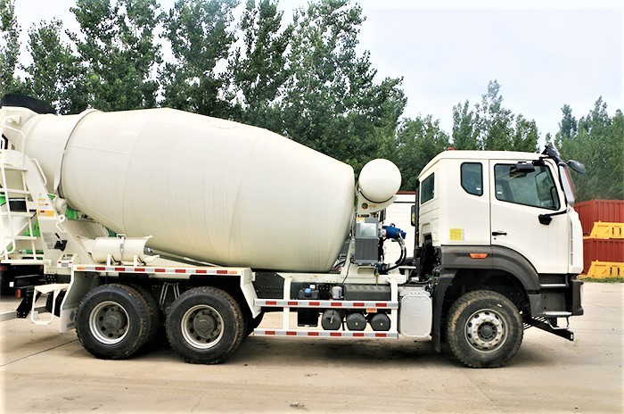 HOWO NX 380HP 6x4 concrete mixer truck side view displaying tandem axle configuration and drum body