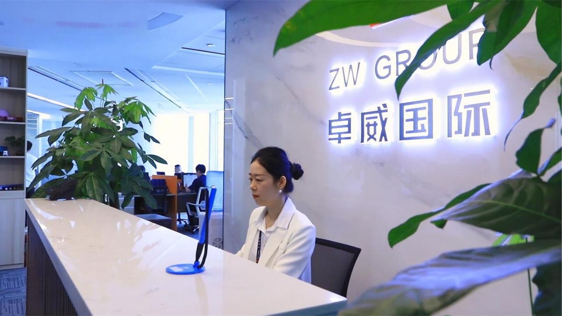 Entrada da sede do Grupo ZW: fábrica profissional de semirreboques e caminhões na China.