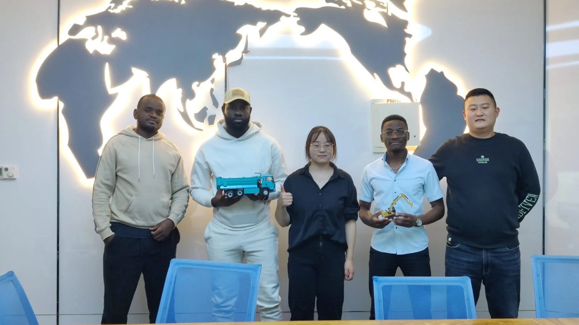 Visita de clientes africanos à fábrica: encomendando caminhões basculantes pesados HOWO do ZW Group para projetos de mineração.
