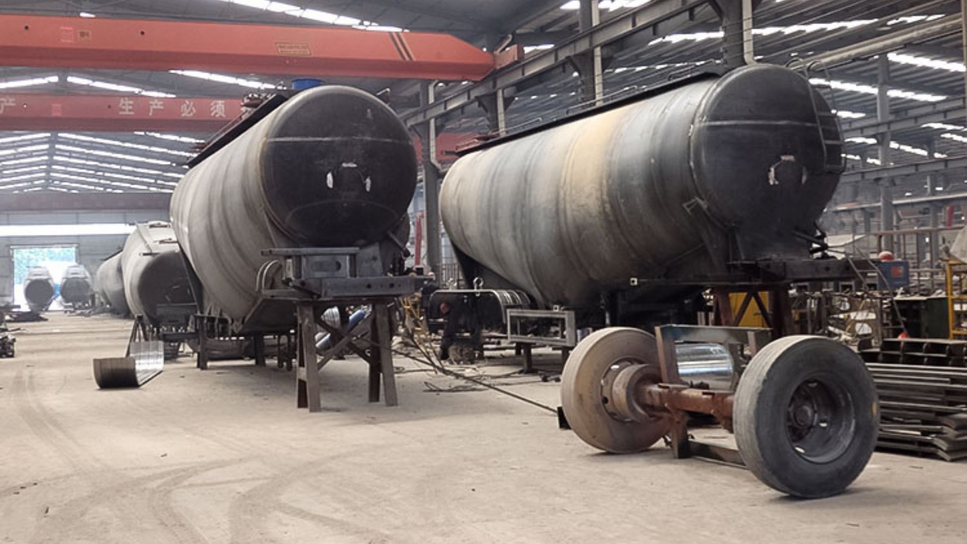 ZW Group produção de fábrica de reboques tanque para pó: soldagem manual especializada e montagem de graneleiros de cimento em aço carbono.