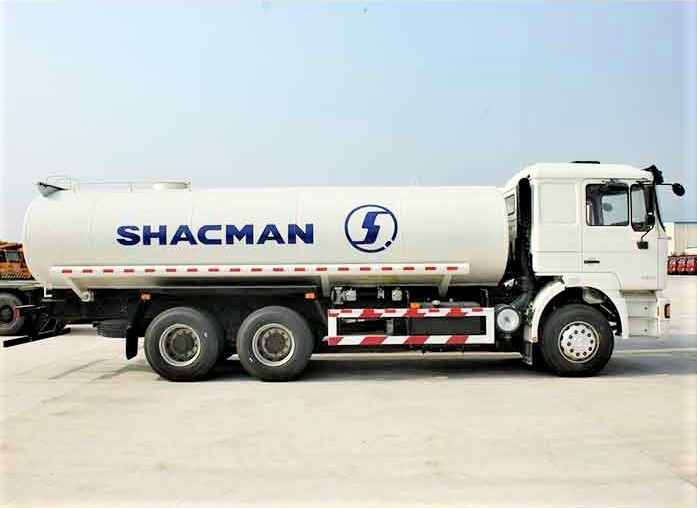 Shacman F2000 heavy duty water tanker truck side view showing tank body and frame configuration