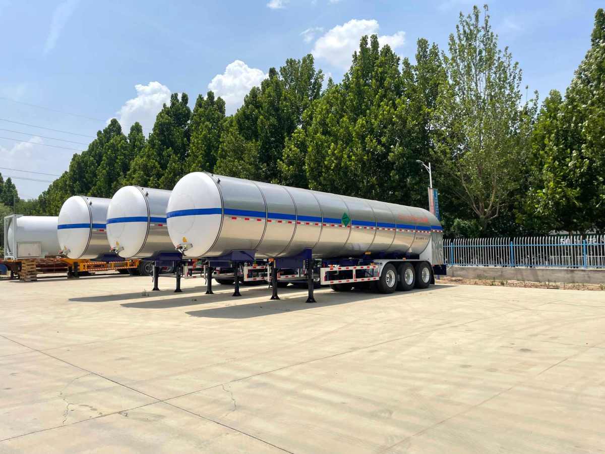 3 axle 30000L chemical tank trailer side view showing liquid tank body and 3 axle suspension system