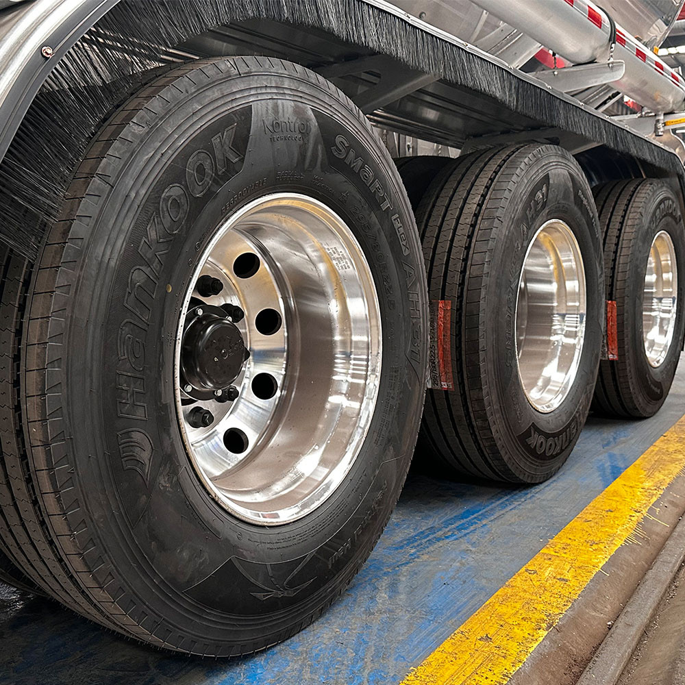 3 axle polished aluminum diesel gasoline tanker semi trailer tire detail designed for heavy duty fuel transport and long distance operation