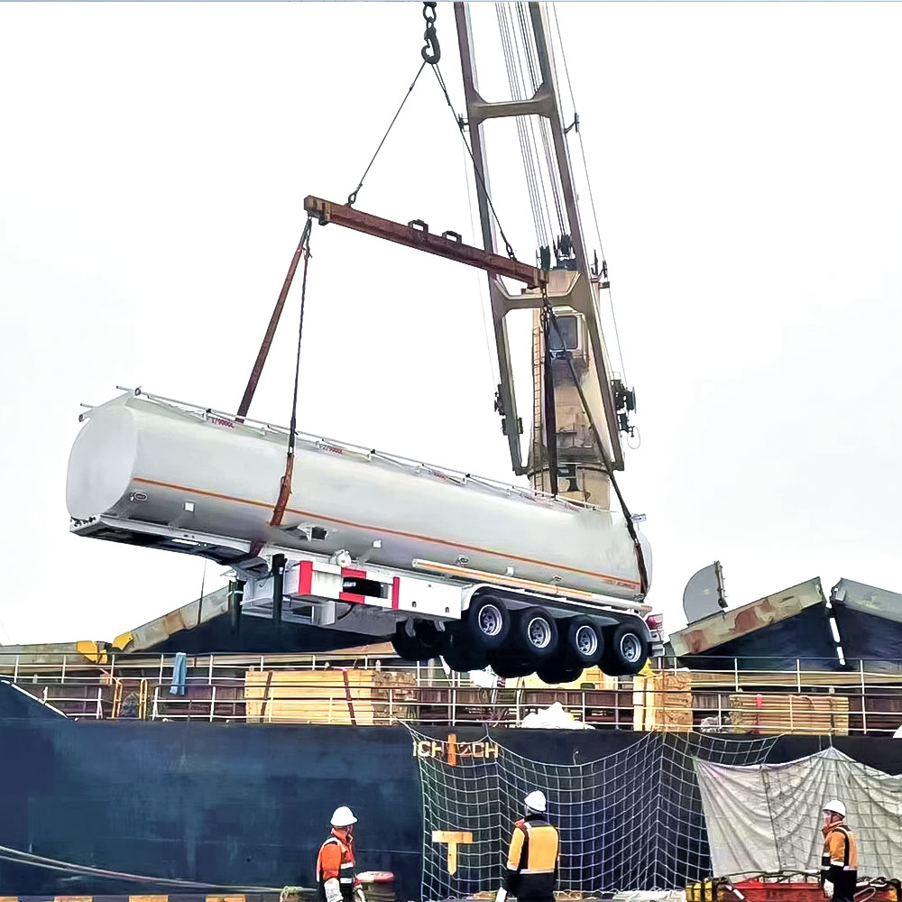 Reboque tanque ZW 3 eixos no porto para exportação: solução profissional de transporte de líquidos.