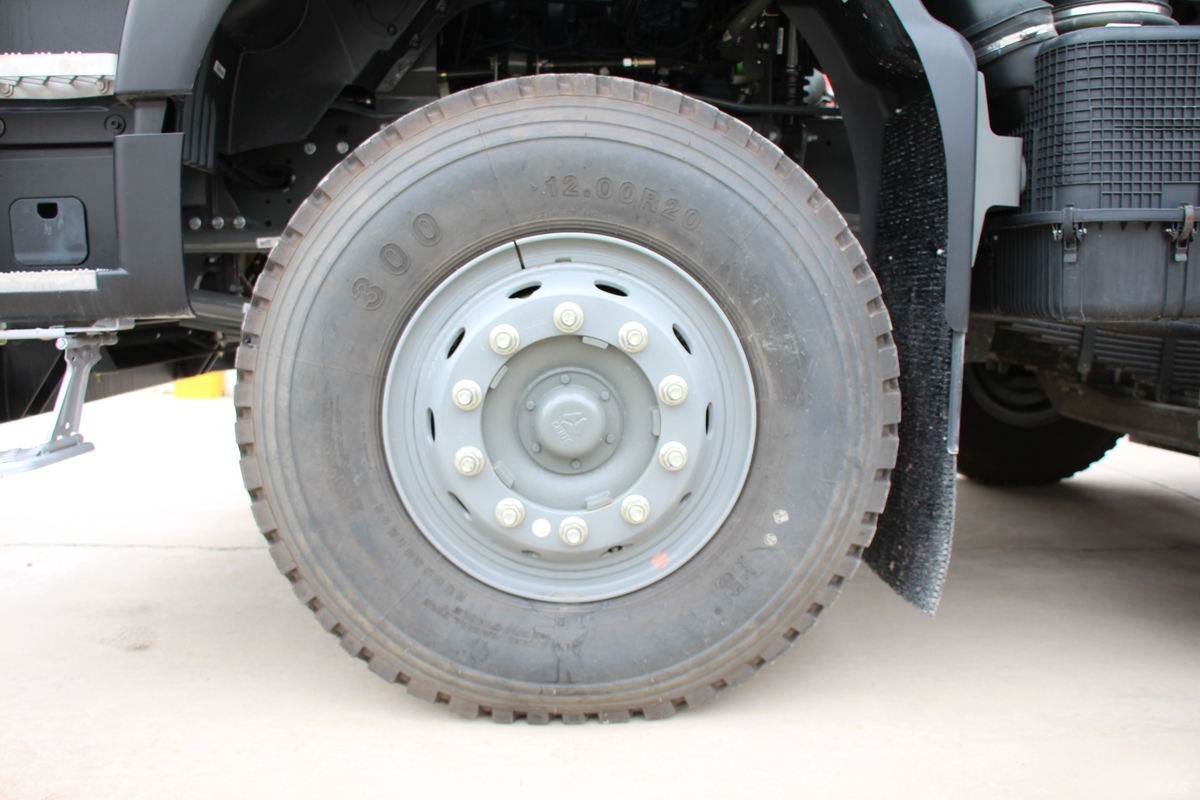 HOWO TX 460HP 8x4 dump truck tire close-up