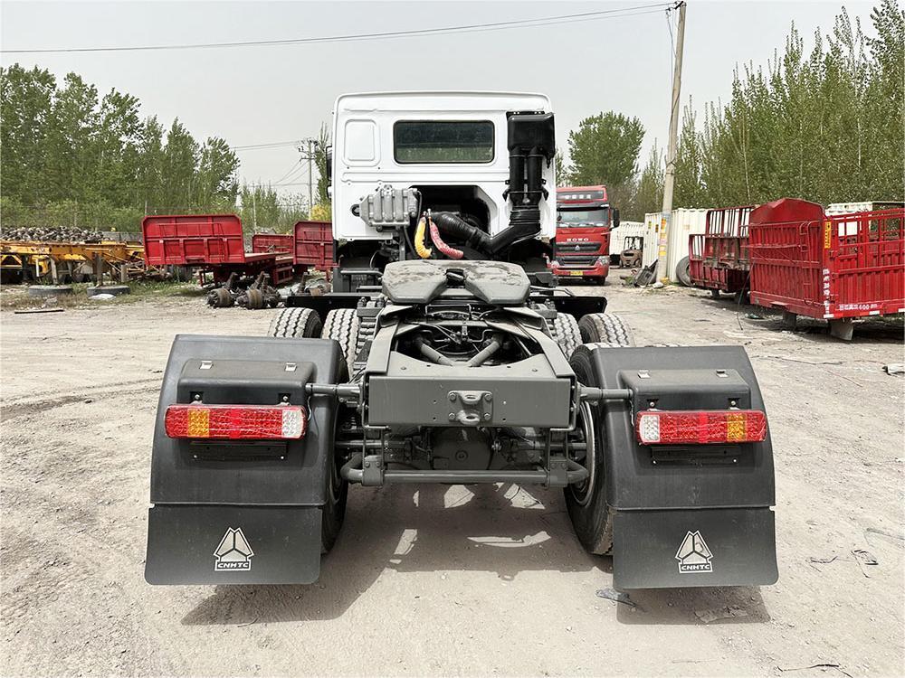 HOWO 371HP 6x4 Tractor Truck rear view showing fifth wheel coupling and heavy-duty chassis  驾驶室（Cab Interior）