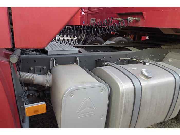 Heavy-duty truck fuel tank with large capacity for long-haul transportation