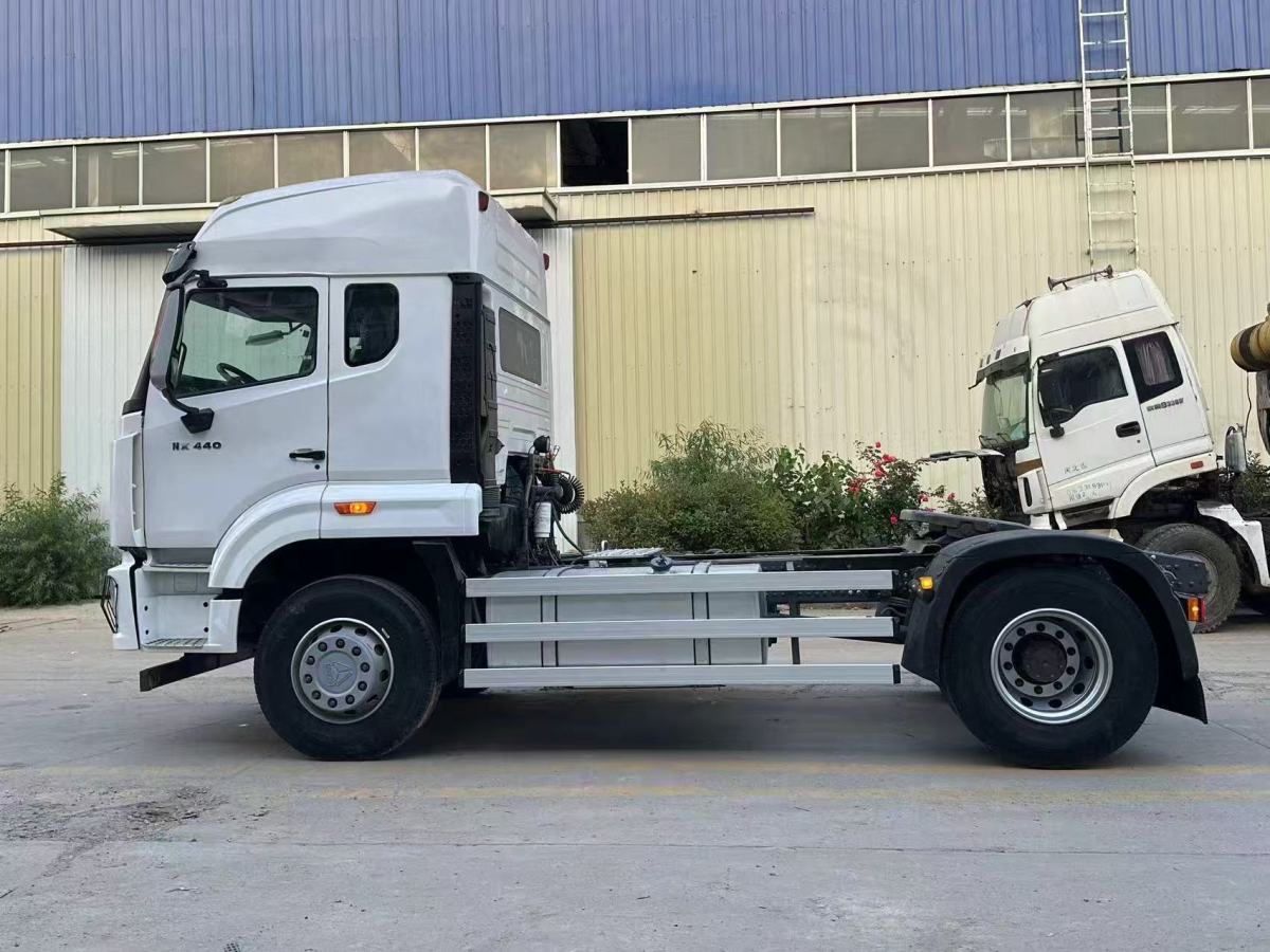 Howo NX 440HP 4x2 Tractor Truck side view displaying 4x2 drivetrain and long-haul configuration