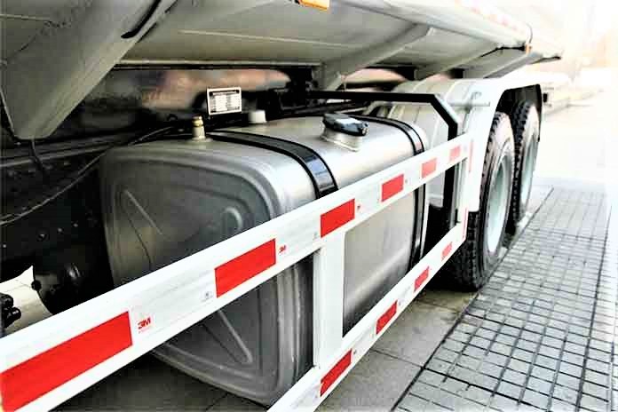 Shacman M3000 8x4 heavy duty fuel tanker truck fuel tank detail for long-distance operation