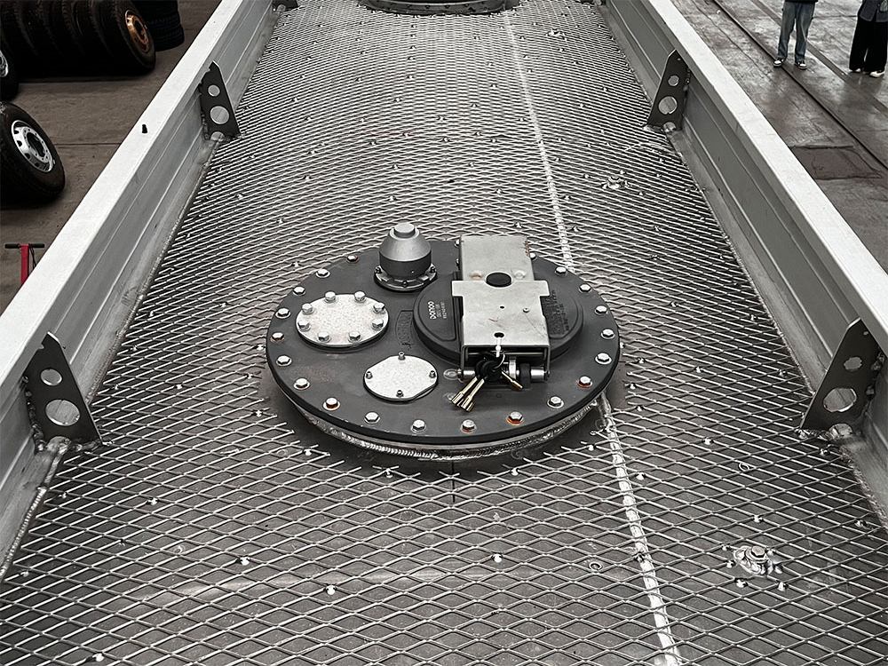 3 axle 42,000L carbon steel fuel tanker semi trailer manhole cover detail with anti spill safety design